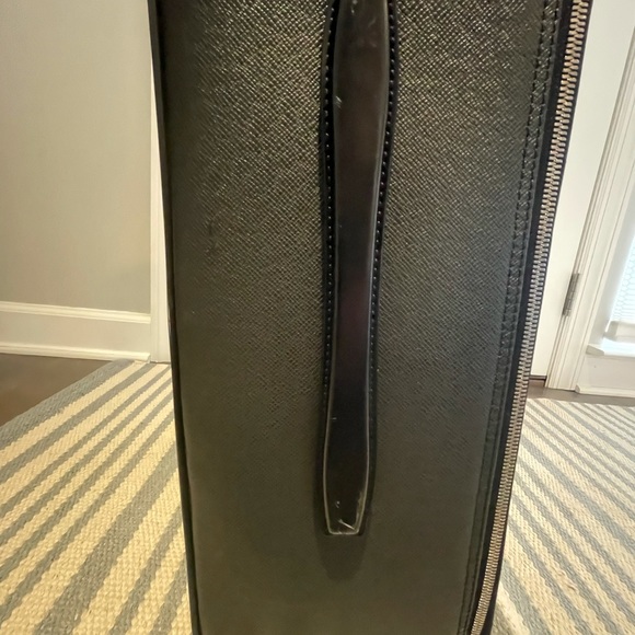 This is a Louis Vuitton travel bag black. - Picture 5 of 16